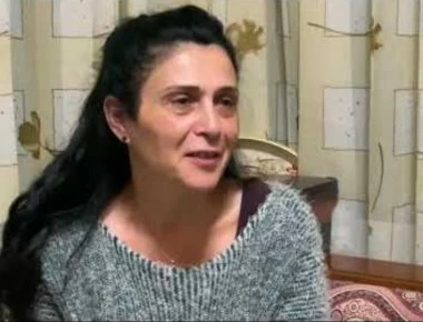 «Από τότε που αποφυλακίστηκα δεν έχω βγει ούτε στη βεράντα», λέει η καθαρίστρια που φυλακίστηκε για ένα απολυτήριο